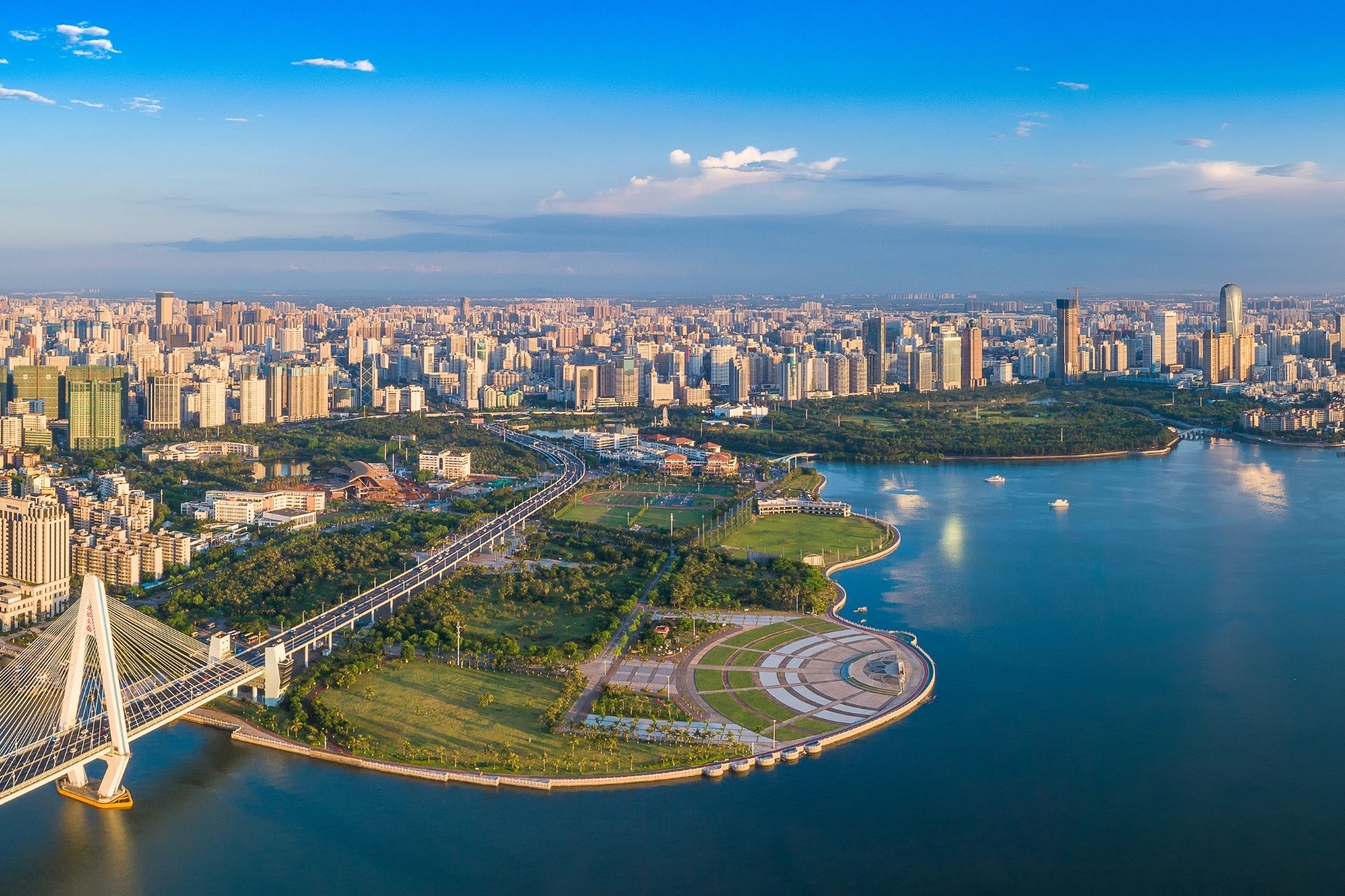 Hainan escorted tour with beaches, rainforest and Sanya attractions